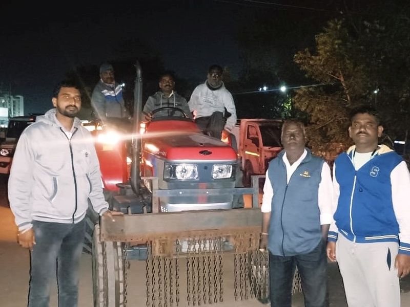 Two sand tractors along with trolley seized in Pandharpur taluka | पंढरपूर तालुक्यात वाळुचे दोन ट्रॅक्टर ट्रॉलीसह जप्त