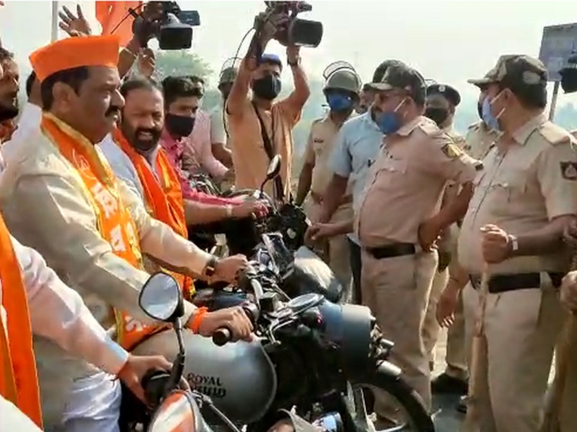Shiv Sena workers try to enter Karnataka; was taken into police custody in Kagal | शिवसेना कार्यकर्त्यांचा कर्नाटक प्रवेशाचा प्रयत्न; कागल पोलिसांनी घेतले ताब्यात