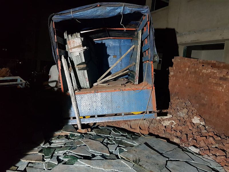 Two workers killed in Ratnagiri collapse in Kadapa; Four injured | कडाप्पे अंगावर पडून रत्नागिरीत दोन कामगार ठार; चार जखमी
