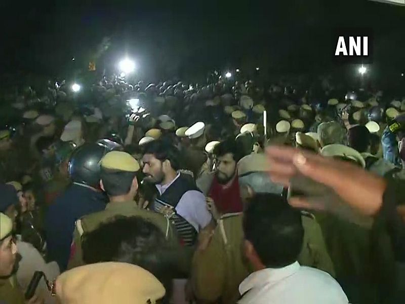 Police remove Jawaharlal Nehru University (JNU) students | जेएनयूच्या विद्यार्थ्यांना हटविण्यासाठी पोलिसांचा लाठीमार