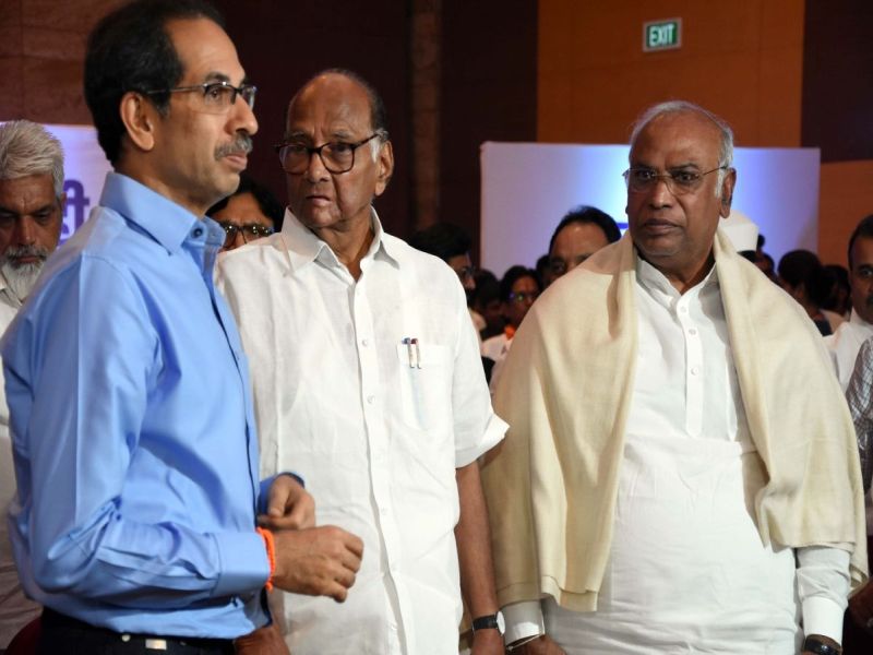 Union Minister Ramdas Athavale Has Said That A Major Leader Of Maharashtra Vikas Aghadi Is In Touch mac | 'महाविकास आघाडीचा मोठा नेता संपर्कात; महाराष्ट्रातही लवकरच राजकीय भूकंप'