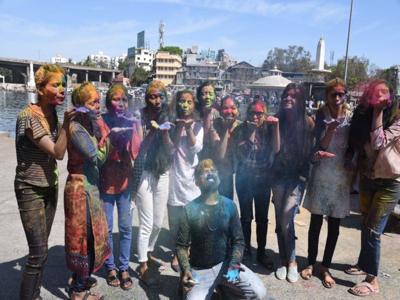 Nashik celebrates color fest; Police protests erupted | नाशिकमध्ये रंगोत्सव उत्साहात; पोलिसांचा विरोध झुगारला