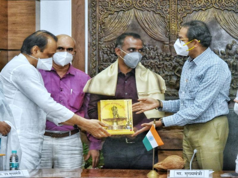 Solapur teacher Ranjit Singh Disley was felicitated by CM Uddhav Thackeray today | 'जगात भारी' डिसले गुरुजींचा उद्धव ठाकरे अन् अजित पवारांनी केला सत्कार