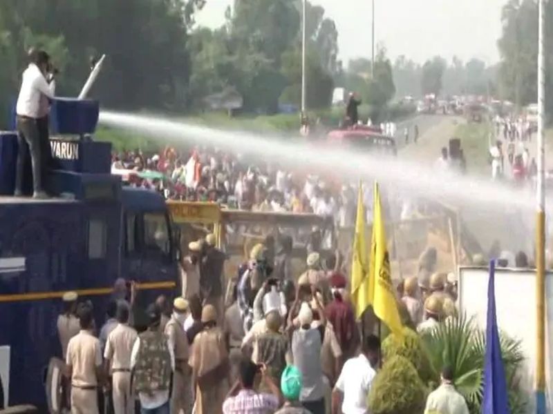Farmers' agitation against the central government's agricultural bill; Use of tear gas by police | सिंघू सीमेवर शेतकर्‍यांना पांगवण्यासाठी पोलिसांकडून अश्रुधुराचा वापर; परिस्थिती बिघडली