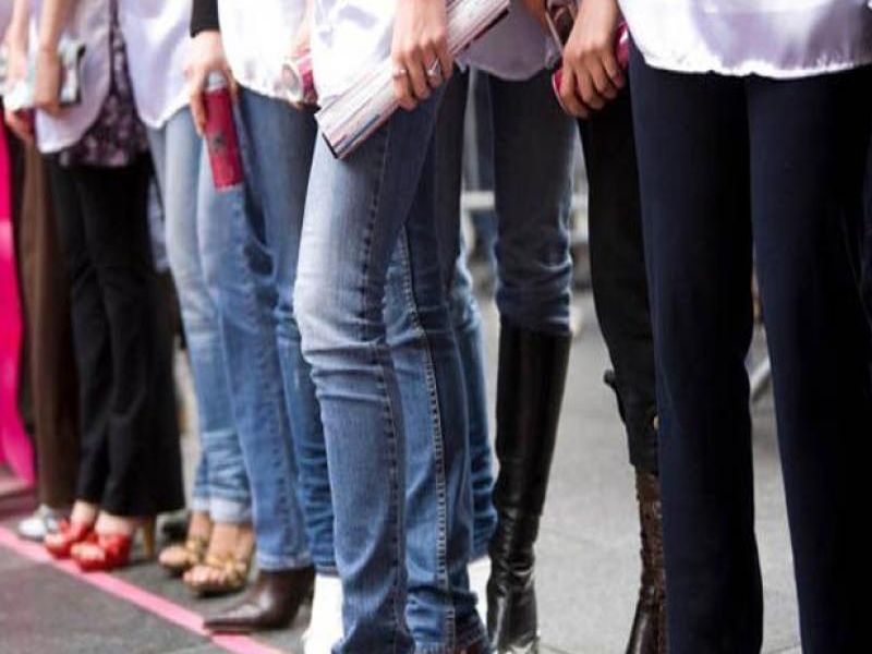 pakistani bacha khan university imposed ban on tight jeans for girls boys teachers | मुलींना टाईट जीन्स घालण्यास बंदी, पाकिस्तानच्या विद्यापीठाचं अजब फर्मान, मुलांसाठीही आहेत भलतेच नियम