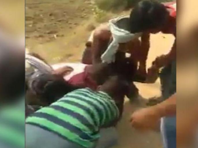 Bihar Viral video shows girl molested clothes ripped off 4 arrested | संतापजनक! नराधमांनी भर रस्त्यात फाडले मुलीचे कपडे; बिहारमधील व्हिडीओ व्हायरल