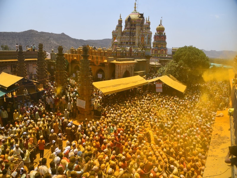 Yelkot Yelkot Jai Malhar Lakhs of devotees on the occasion of Somvati Yatra in jejuri | 'येळकोट येळकोट जय मल्हार...' सोमवती यात्रेनिमित्ताने लाखो भाविक खंडेराया चरणी