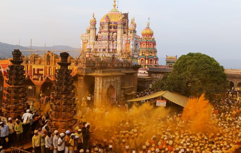 thousands of devotees throng jejuri on the occasion of somvati yatra | सोमवती यात्रेनिमित्त जेजुरीत हजारो भाविकांची गर्दी 