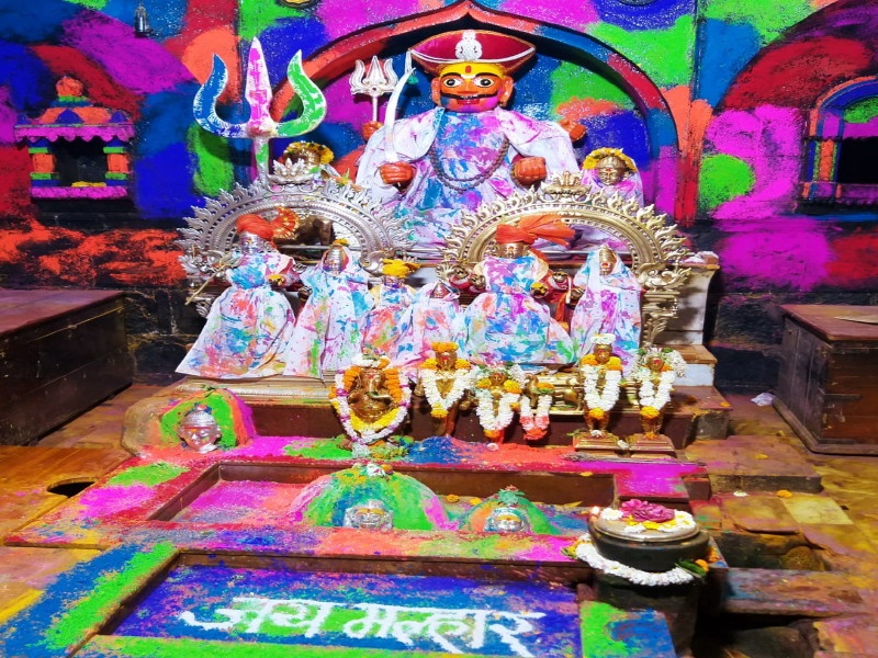 Khandoba's jury was colorful on the occasion of Rangpanchami | खंडोबाची जेजुरी रंगपंचमीनिमित्त झाली रंगबेरंगी