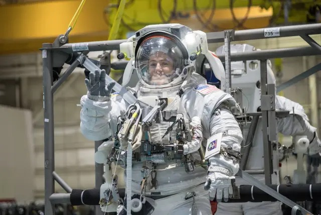 NASA astronaut Jessica Mir will make history, becoming the first woman to go to the moon | Jessica Meir: नासाची अंतराळवीर जेसिका मीर इतिहास रचणार, ठरू शकते चंद्रावर जाणारी पहिला महिला 