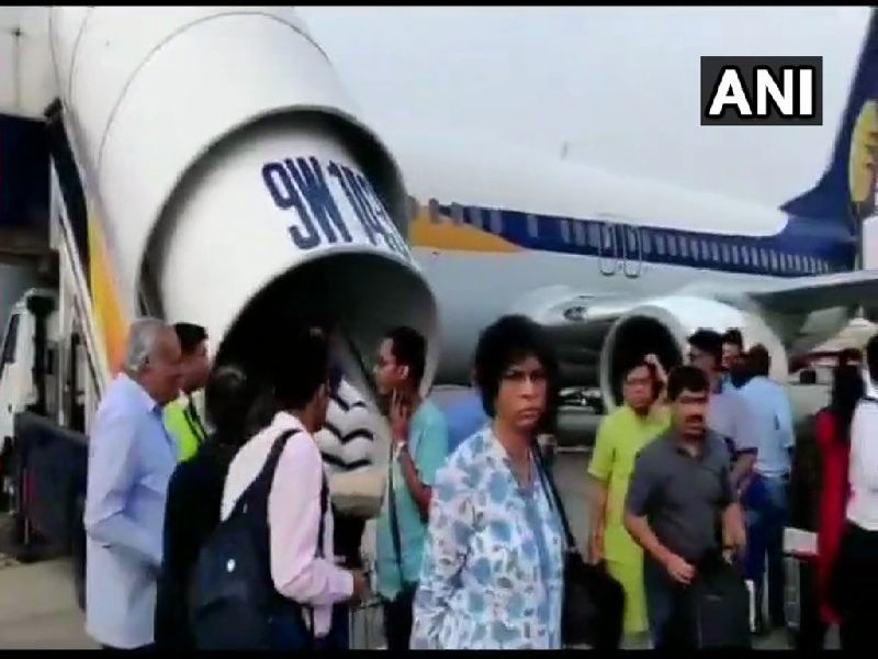 Jet Airways Flight :jet passenger wants 30 lakh in compensation 100 business class upgrades who fell ill on Thursday | Jet Airways Flight : नुकसान भरपाई म्हणून प्रवाशाची जेट एअरवेजकडे 30 लाख रुपयांची मागणी