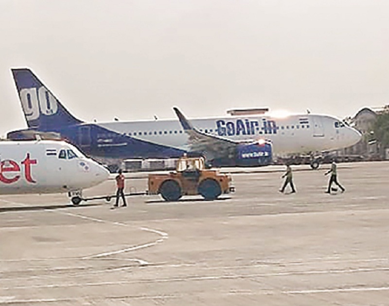 After five hour efforts, the 'Go Air' plane is ready to fly | पाच तासांच्या प्रयत्नांनंतर ‘गो एअर’चे विमान दुरुस्त