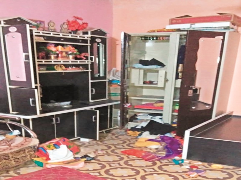 One and a half lakhs looted in Jeur Habati | जेऊर हैबती येथे दीड लाखांची घरफोडी