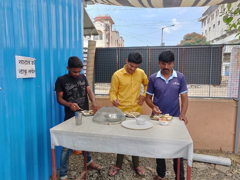 Minimum 10 rupees meals in the city: 5 people avail this service daily | नगरमध्ये अवघ्या दहा रुपयांत भरपेट जेवण: दररोज २०० जण घेतात या सेवेचा लाभ 