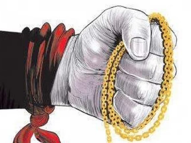 wanvadi jewelery looted on road 60 thousand rupees crime news | 'मॅडम, पुढे तुमचे दागिने लुटतील, काढून ठेवा' म्हणत सोन्याच्या बांगड्या लंपास, पुण्यातील प्रकार