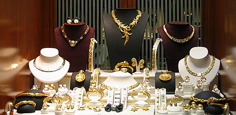  Sarifee shop breaks pawn stone jewelery stolen jewelery | सराफी दुकान फोडून पावणेदोन लाखांच्या दागिन्यांची चोरी