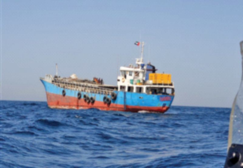 Merchant ships stranded at sea by the Navy | नौदलामुळे समुद्रात बंद पडलेले व्यापारी जहाज मार्गस्थ