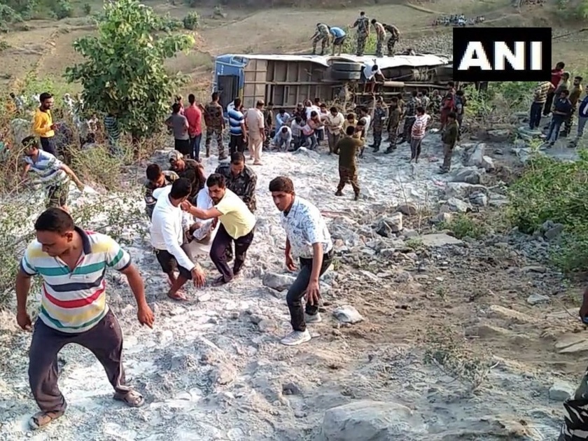 6 dead and around 39 people injured after a bus fell into a gorge in Jharkhands Garhwa | झारखंडमध्ये बस दरीत कोसळली; 6 जणांचा मृत्यू, 39 जखमी