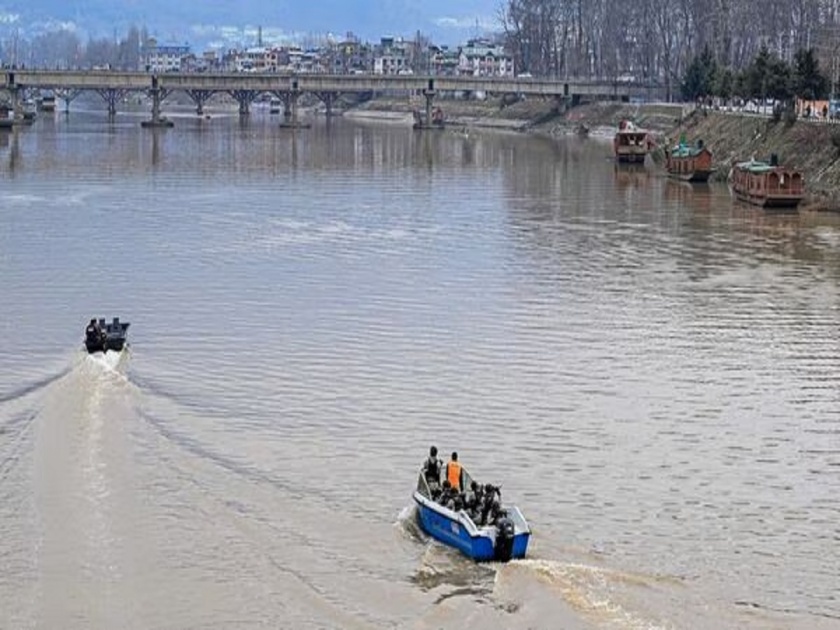 Boat carrying school children capsizes in Jhelum river in Srinagar, some feared missing | जम्मू-काश्मीरमध्ये शाळकरी मुलांना घेऊन जाणारी बोट उलटली, ४ जणांचा मृत्यू