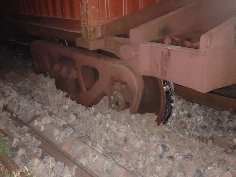 Eight coaches of goods train derailed in Bhusawal; Senior officials entered the spot | भुसावळमध्ये मालगाडीचे आठ डबे घसरले; वरिष्ठ अधिकारी घटनास्थळी दाखल