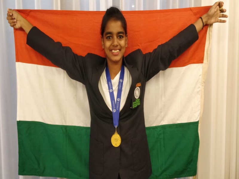 Shreya Kandhare won gold medal in Sport Yoga | सुवर्णपदक मिळवणारी श्रेया आणि तिच्यासाठी स्वतःच्या इच्छा बाजूला ठेवणारे तिचे आईवडील 