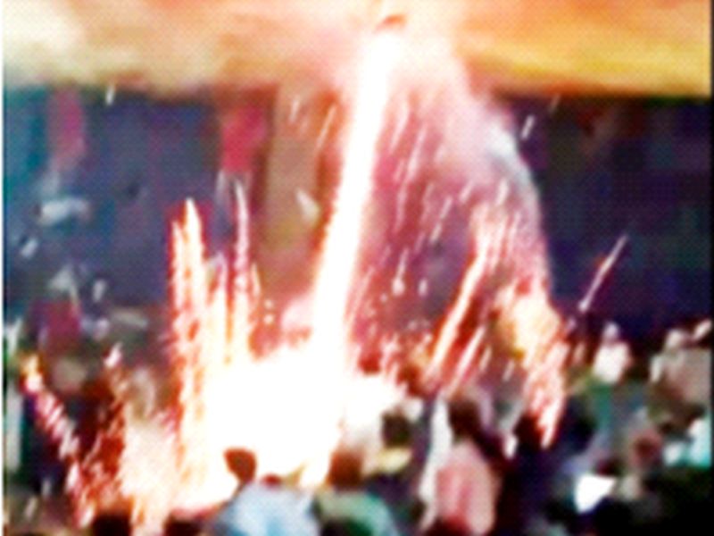 'Malegaon K Superman' setting off firecrackers for Shah Rukh Khan | शारुकसाठी थेटरात फटाके फोडणारे ‘मालेगाव के सुपरमॅन’