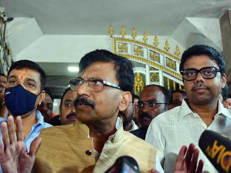 Shiv Sena rebel MLA Deepak Kesarkar has criticized Shiv Sena MP Sanjay Raut. | संजय राऊत केंद्र सरकार अन् राज्यात वाद लावून देत आहेत; दीपक केसरकरांचा निशाणा