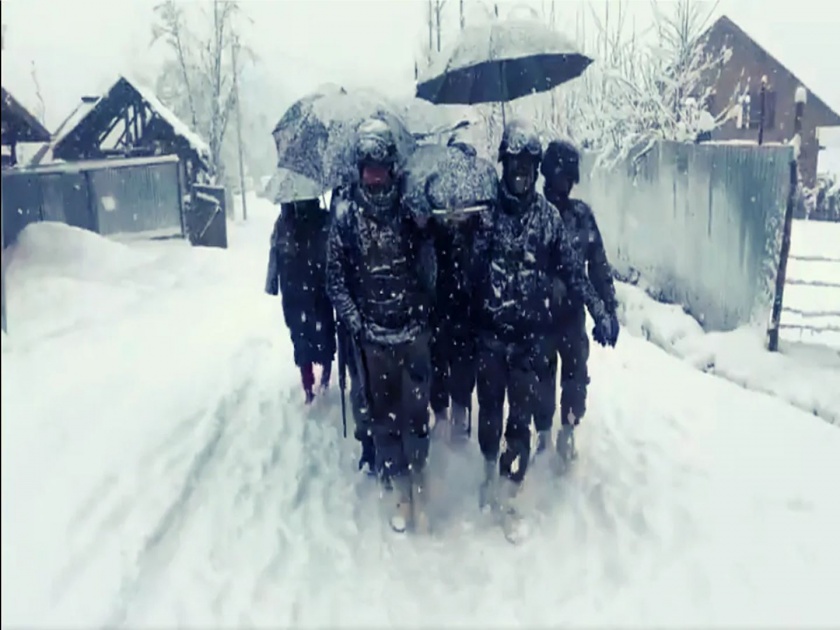 Indian army in jammu kashmir rescued a mother and newborn trapped in snowfall | बर्फवृष्टीत अडकलेल्या मायलेकासाठी देवदूत ठरले जवान; ६ किमी पायपीट करत नवजात बाळासह आईला घरी पोहोचवलं