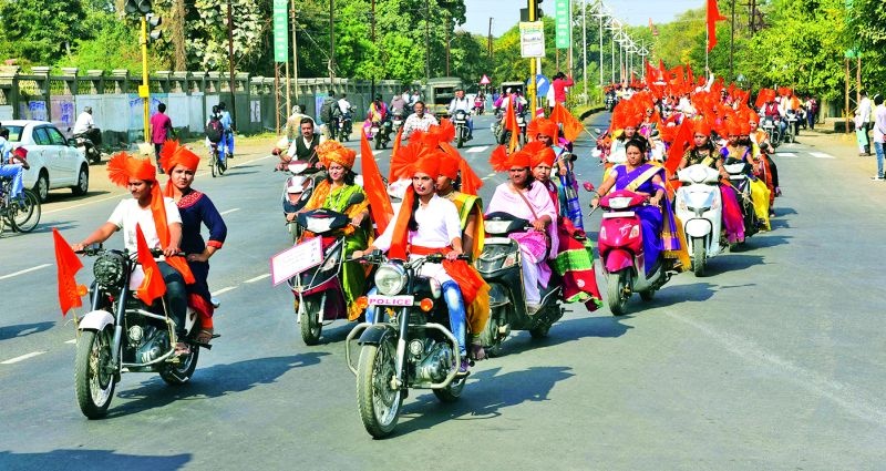 Rajmata Jijayu shines in Buldana city; Youth pulled bike rally! | राजमाता जिजाऊंचा जयघोषाने बुलडाणा शहर दुमदुमले; युवकांनी काढली दुचाकी रॅली! 