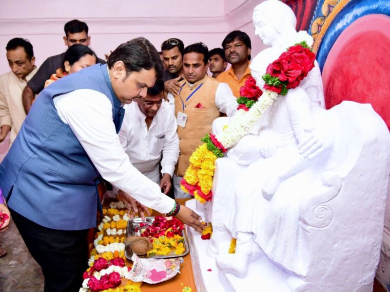 cm devendra fadnavis visits sindkhed raja takes blessings of jijau | जय जिजाऊ... शिवरायांच्या माऊलीपुढे मुख्यमंत्री नतमस्तक