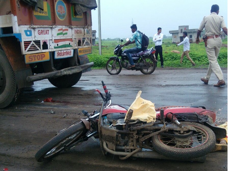 two wheeler meets with accident while attempting to overtake at Jintut | जिंतूरात दुचाकी-ट्रकच्या अपघातात बहीण-भावाचा जागीच मृत्यू 