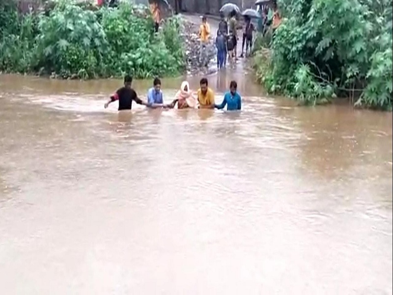 Admirable! The sick old women was taken to the hospital by brave youths who made their way through the flood | Video : कौतुकास्पद ! आजारी वृद्धेस धाडसी युवकांनी पुरातून मार्ग काढत नेले रुग्णालयात