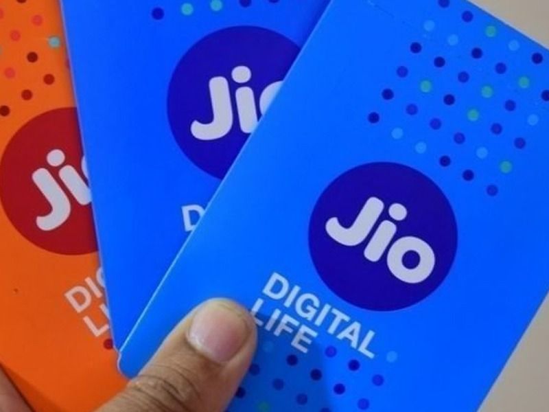 reliance jio offering complementary 1 gb data with every 10 rupee top up voucher | Reliance Jio : जिओची भन्नाट ऑफर! फक्त 10 रुपयांत 1GB डेटा आणि कॉलिंग