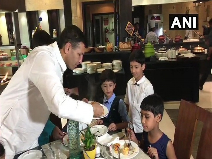 MP Minister Jitu Patwari organises lunch for underprivileged children in Indore | गरीब मुलांना फाईव्ह स्टारमध्ये नेऊन मंत्र्यानं साजरी केली दिवाळी
