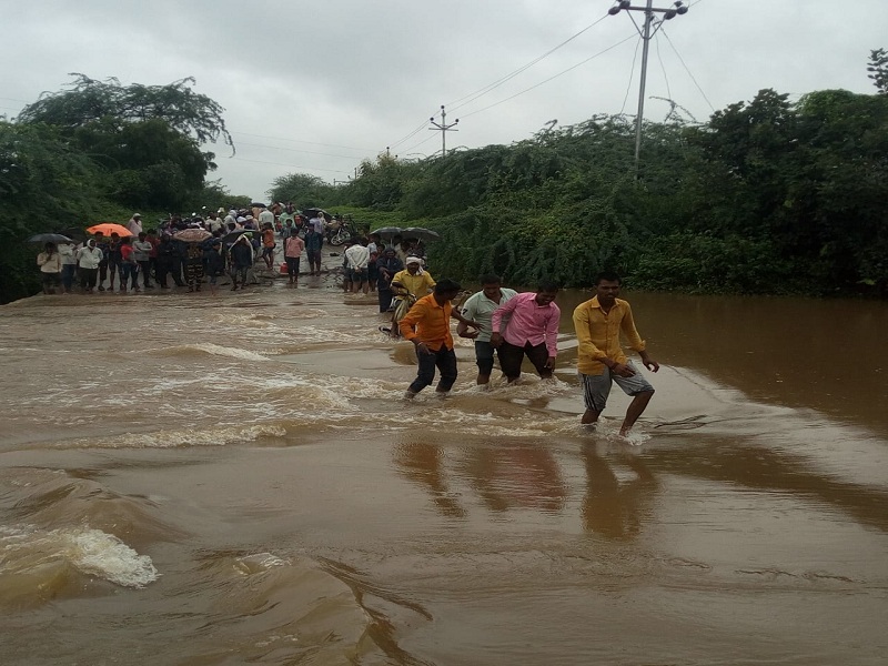 Due to the continuous rains in Jintu, the rivers and tributaries; Five villages lost contact | जिंतूरात संततधार पावसामुळे नदी-नाले तुडुंब; पाच गावाचा संपर्क तुटला 