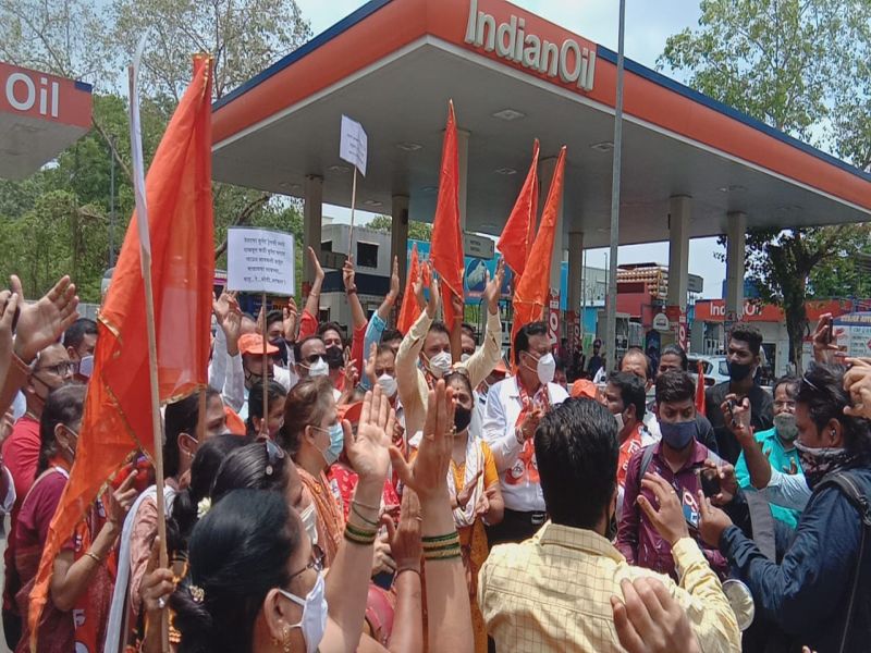 Shiv Sena's agitation in Dombivali against fuel price hike; Declarations made against the Central Government | इंधन दरवाढीविरोधात डोंबिवलीत शिवसेनेचे आंदोलन; केंद्र सरकारविरोधात केली घोषणाबाजी