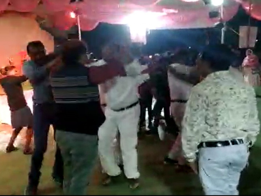 Three extension officers, including group education officers dance after drunk | रंगला मद्यधुंदांचा ‘झिंगाट’; गटशिक्षणाधिकाऱ्यांसह तीन विस्तार अधिकाऱ्यांनी धरला ठेका