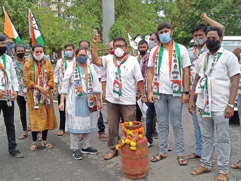 In Vasai, NCP staged strong protests against the central government | वसईत राष्ट्रवादी काँग्रेस पार्टीचे केंद्र सरकार विरोधात जोरदार निदर्शने आंदोलन; तहसीलदार उज्वला भगत यांना निवेदन सादर