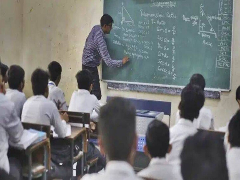 Schools are forced to attend offline; Education Minister demands attention | ऑफलाइन उपस्थितीची शाळा करताहेत सक्ती; शिक्षणमंत्र्यांनी लक्ष घालण्याची मागणी
