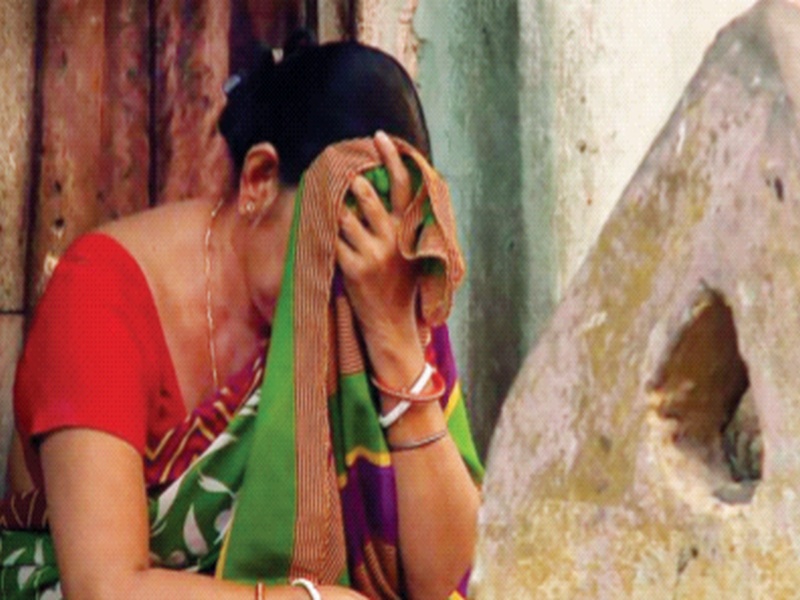 Lakshmi, who was rejected by her father-in-law, spent the night of Lakshmi Puja at the bus stand | सासरच्यांनी नाकारलेल्या ‘लक्ष्मी’ने काढली चक्क बसस्थानकावर लक्ष्मीपूजनाची रात्र
