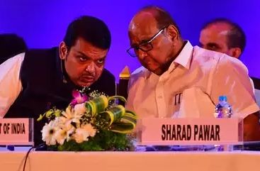 Shortly after former CM Devendra Fadnavis spoke about NCP President Sharad Pawar, Facebook Live was shut down | फडणवीसांनी शरद पवारांबाबत केलं वक्तव्य; त्यानंतर ‘फेसबुक लाईव्ह’च बंद झालं, लिंकही हटवली