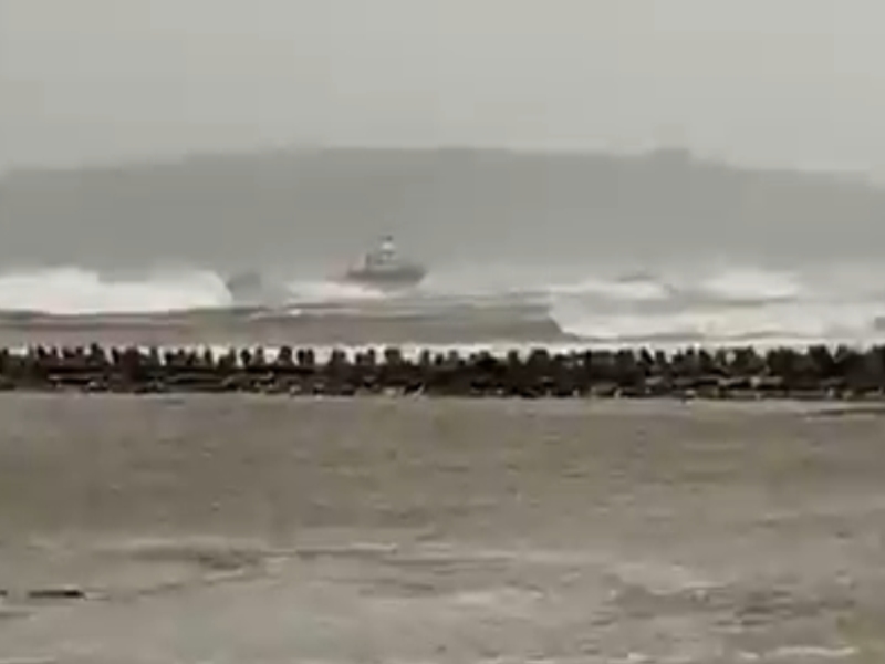 Cyclone Nisarga: Ship stranded due to broken plow in Mirya sea; Fear of getting stuck with some sailors mac | Video: मिऱ्या समुद्रात नांगर तुटल्याने जहाज भरकटले; काही खलाशी अडकल्याची भीती 