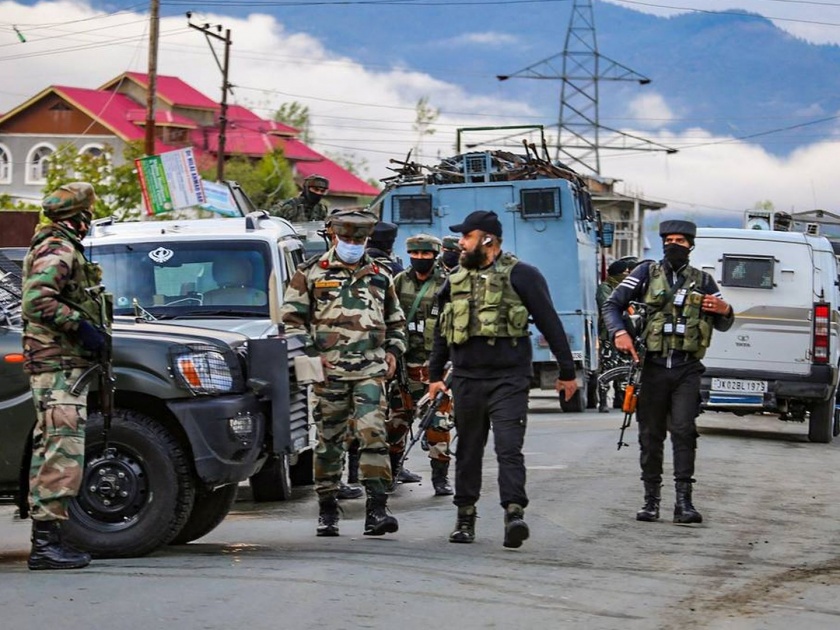 12 injured as militants throw grenade at security personnel in Jammu kashmirs Pulwama | जम्मू-काश्मीरमध्ये दहशतवाद्यांचा सुरक्षा दलांवर ग्रेनेड हल्ला; १२ नागरिक जखमी