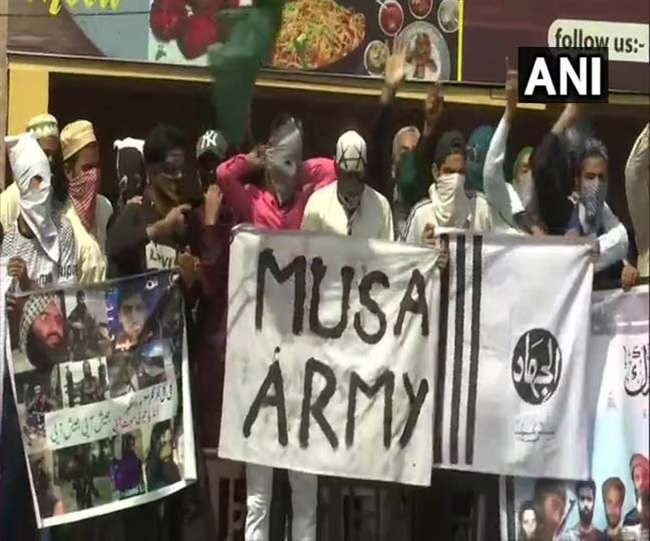 Stone pelting in Kashmir on the day of Eid; Terrorists posters | ईदच्या दिवशीही काश्मीरमध्ये दगडफेक; दहशतवाद्यांचे पोस्टर झळकावले