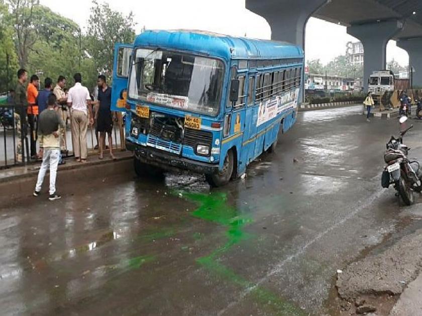 Bhandra | In an attempt to save the triple-seated students on bike, the bus entered the bifurcation | ट्रिपलसीट दुचाकीस्वार विद्यार्थ्यांना वाचविण्याच्या प्रयत्नात बस चढली दुभाजकावर