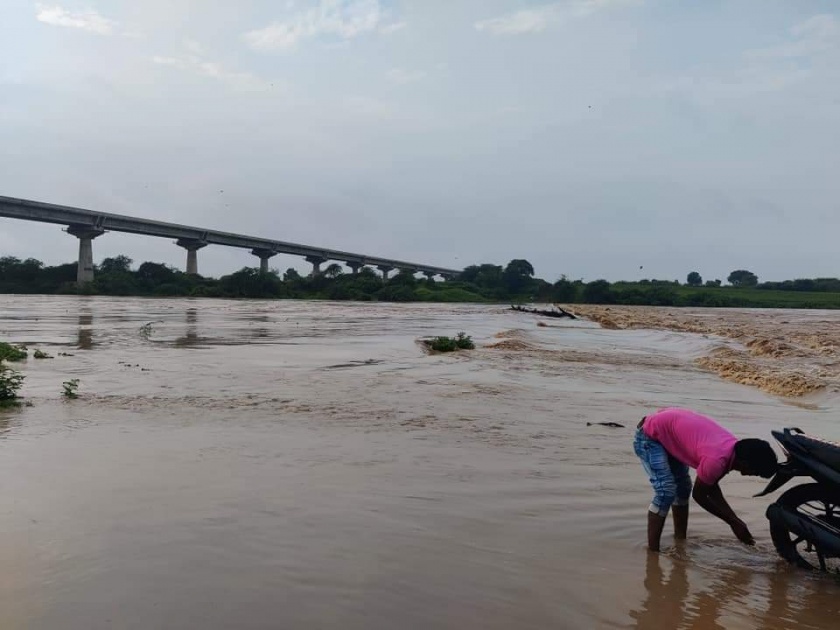 Water from Purna river bridge: Jalgaon-Nandura traffic closed | पूर्णा नदीच्या पुलावरून पाणी: जळगाव-नांदुरा वाहतूक बंद