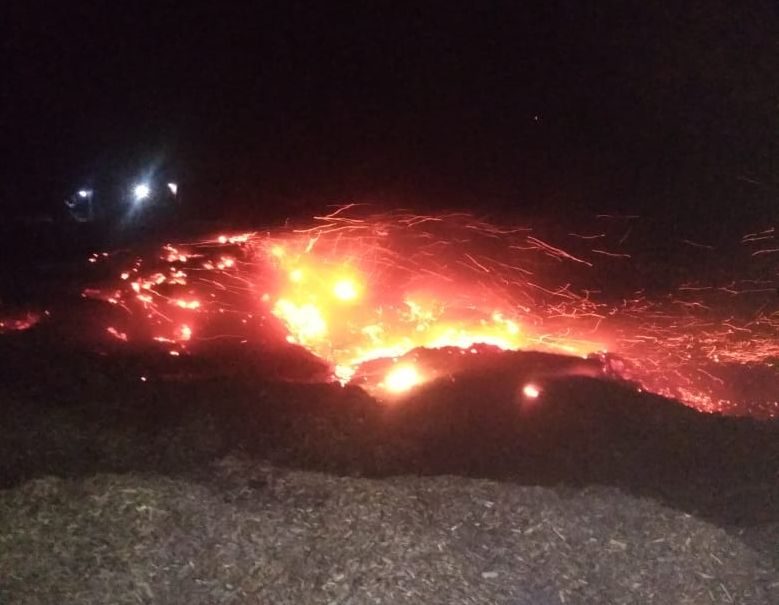 Barn fire at Akolabazar | अकोलाबाजार येथे गोठ्याला आग