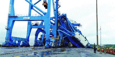 Three cranes of JNPT in the wreckage | जेएनपीटीच्या तीन क्रे न्स भंगारात