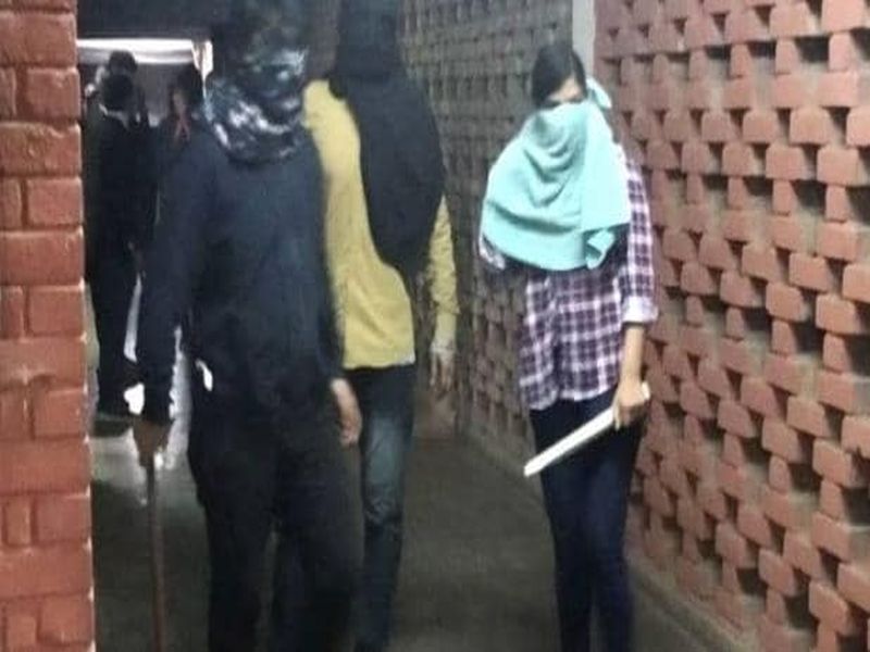 jnu violence updates student abvp aisa police campus | JNU Violence : '...लोखंडी रॉडने हात-पाय तोडले', विद्यार्थ्यांनी सांगितला घडलेला प्रकार... 