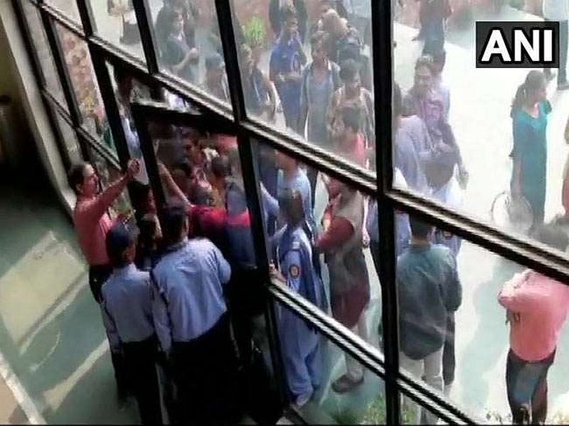 JNU students block ambulance for ailing professor during protest | Video: जेएनयूमध्ये विद्यार्थ्यांचा गोंधळ; अ‍ॅब्युलन्स रोखली
